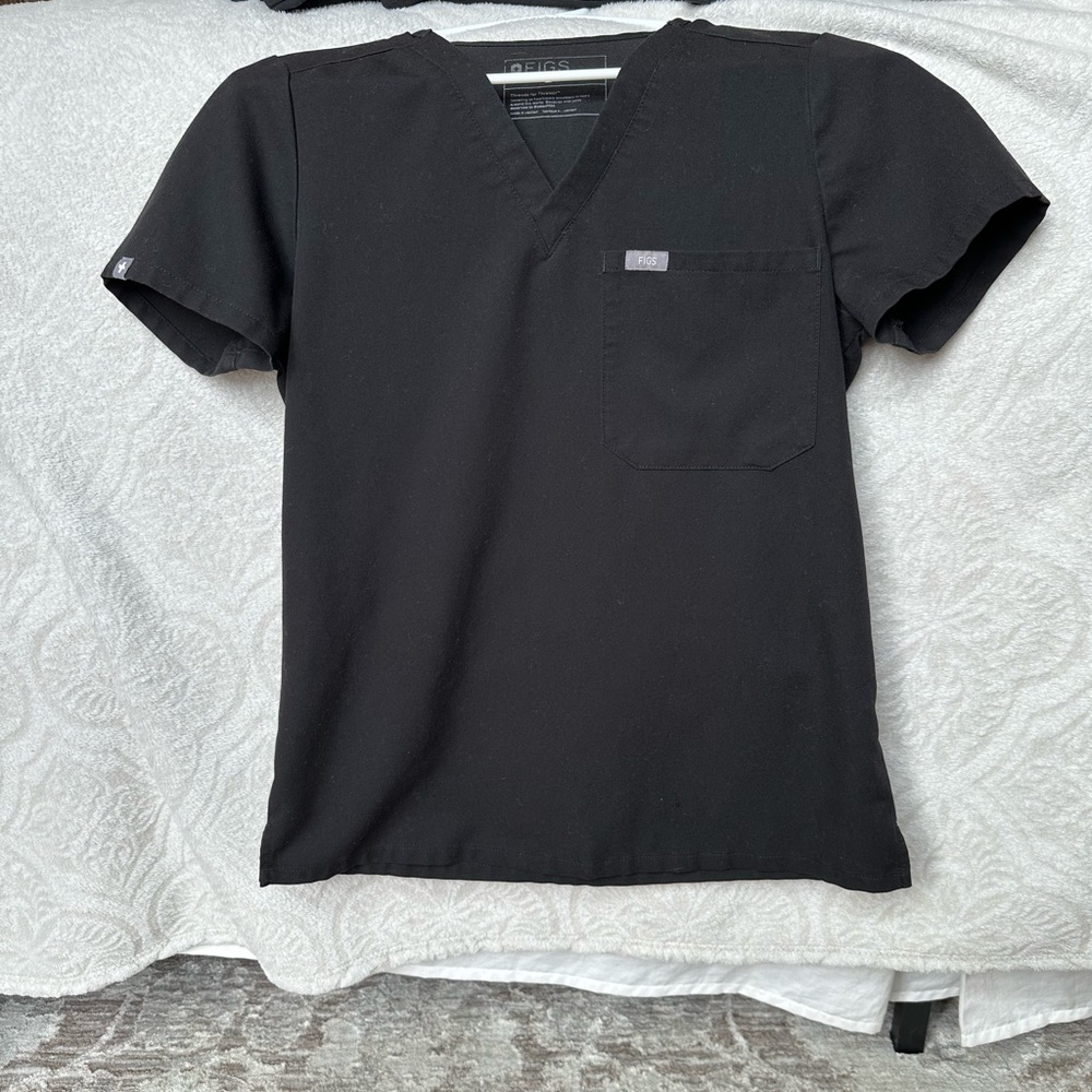 Figs Black Women's V-Neck Short Sleeve Top